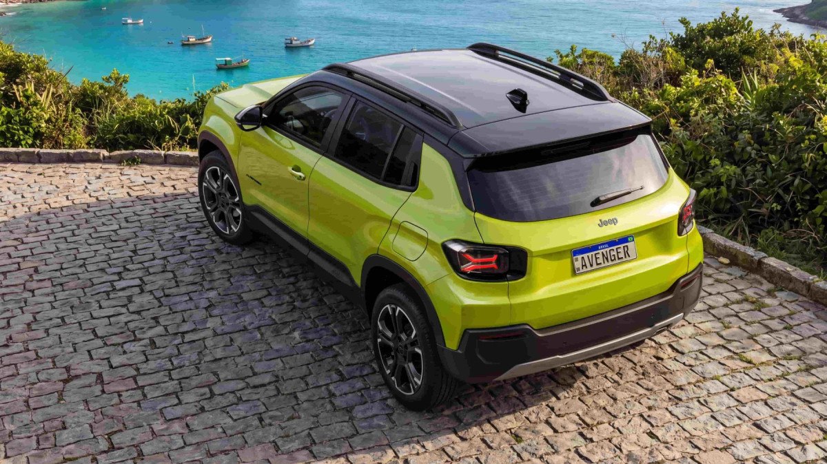 A cor Verde Boreal, de lan&ccedil;amento, &eacute; exclusiva para mercado brasileiro. Mas h&aacute; op&ccedil;&otilde;es do Branco Snow, Cinza Concrete, Cinza Granite, Preto Carbon e Vermelho Sunset. Como de costume, o Avenger traz os tradicionais Easter Eggs da Jeep, pequenos detalhes secretos espalhados pelo ve&iacute;culo que celebram a hist&oacute;ria e a heran&ccedil;a da marca.