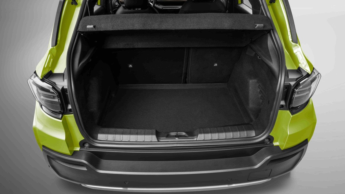 Embora seja um carro menor, o Avenger tem claras inspira&ccedil;&otilde;es em seus irm&atilde;os mais velhos, al&eacute;m daquilo que a Jeep chama de DNA Jeep. Volume do porta-malas &eacute; de 364 litros
