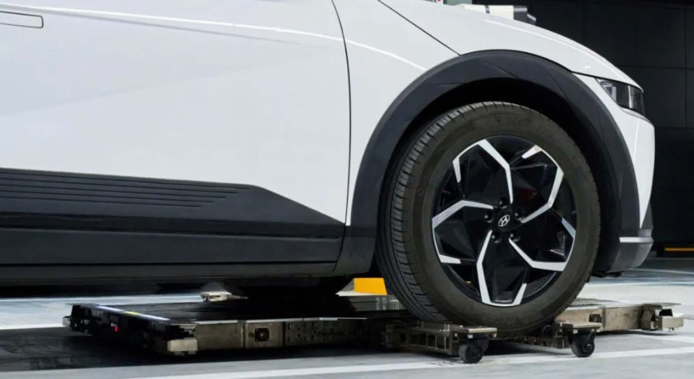 Rob&ocirc;s da Hyundai estacionam carros 
