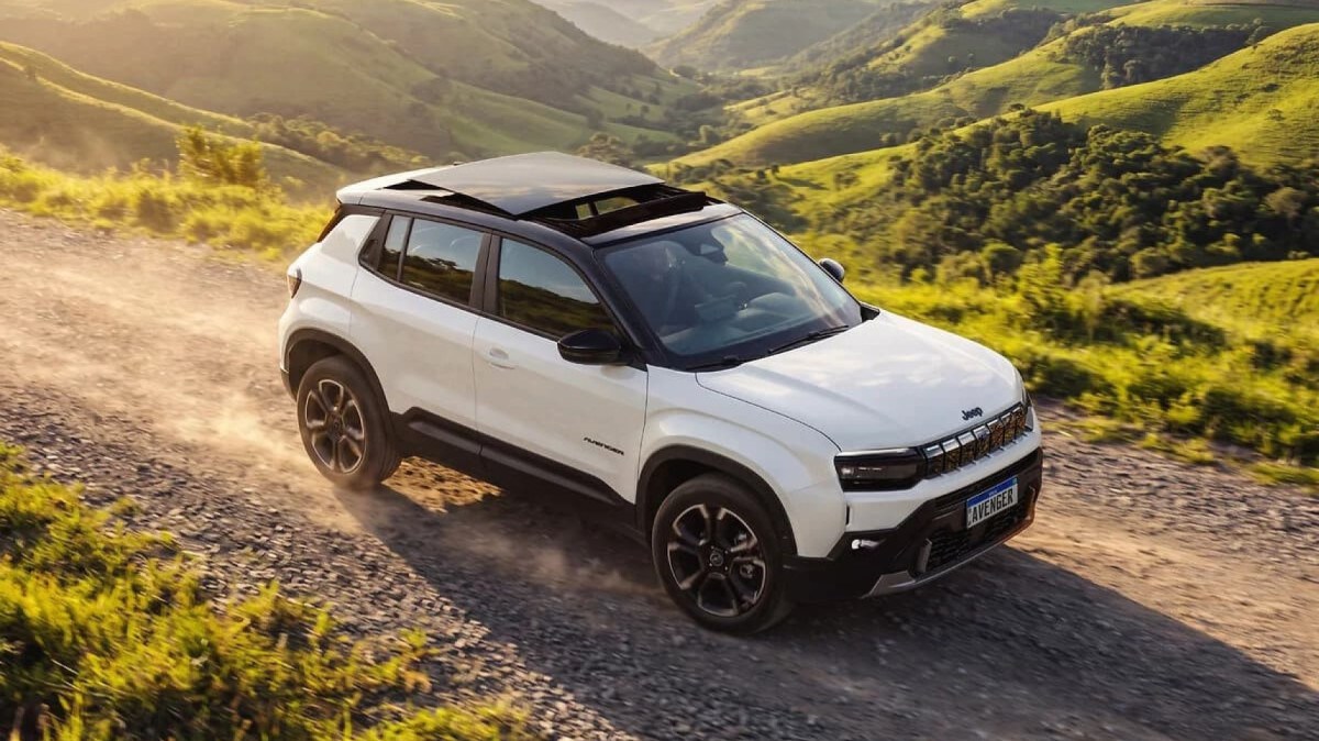 Jeep Avenger Limited com opcional de teto solar