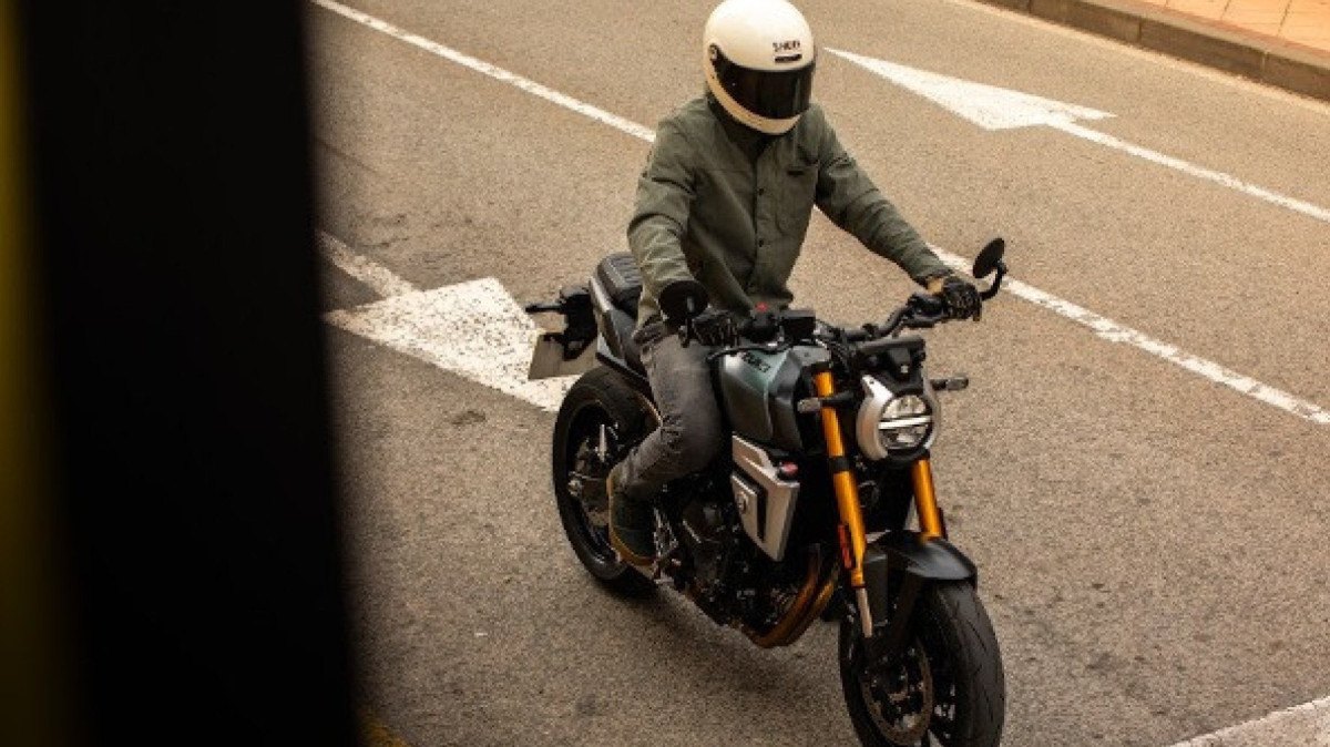 Suzuki GSX-8T de frente