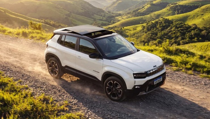 Jeep Avenger Limited com opcional de teto solar