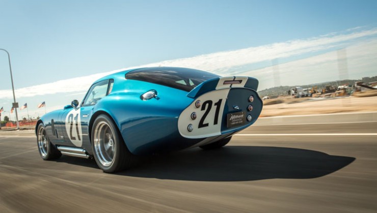 O modelo foi projetado por Peter Brock especificamente para derrotar o Ferrari 250 GTO nas pistas da Europa