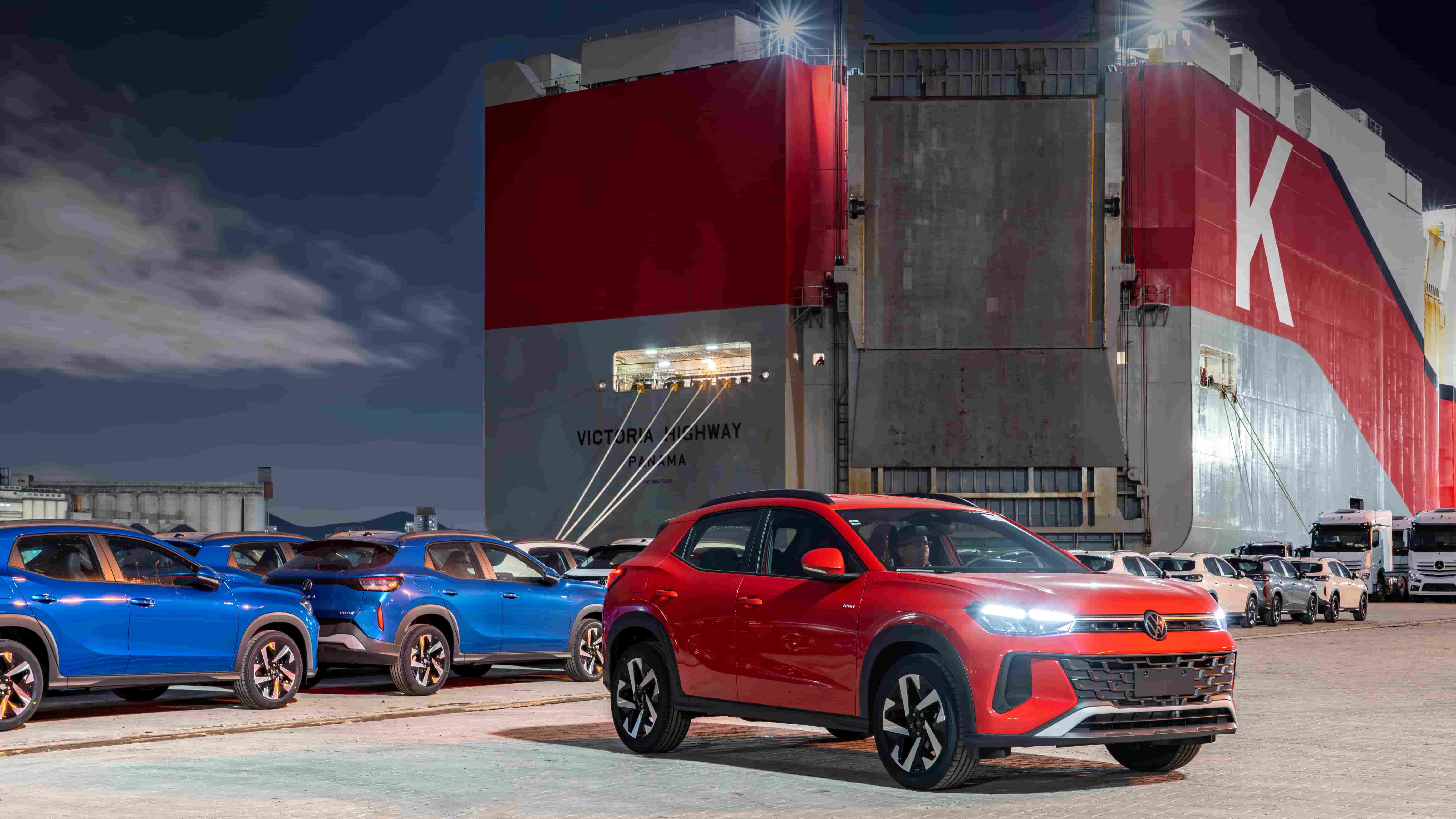SUVs da Volkswagen, incluindo o Tera, prontos para embarque em porto, simbolizando o sucesso das exporta&ccedil;&otilde;es da montadora -  (crédito: Divulga&ccedil;&atilde;o/VW)