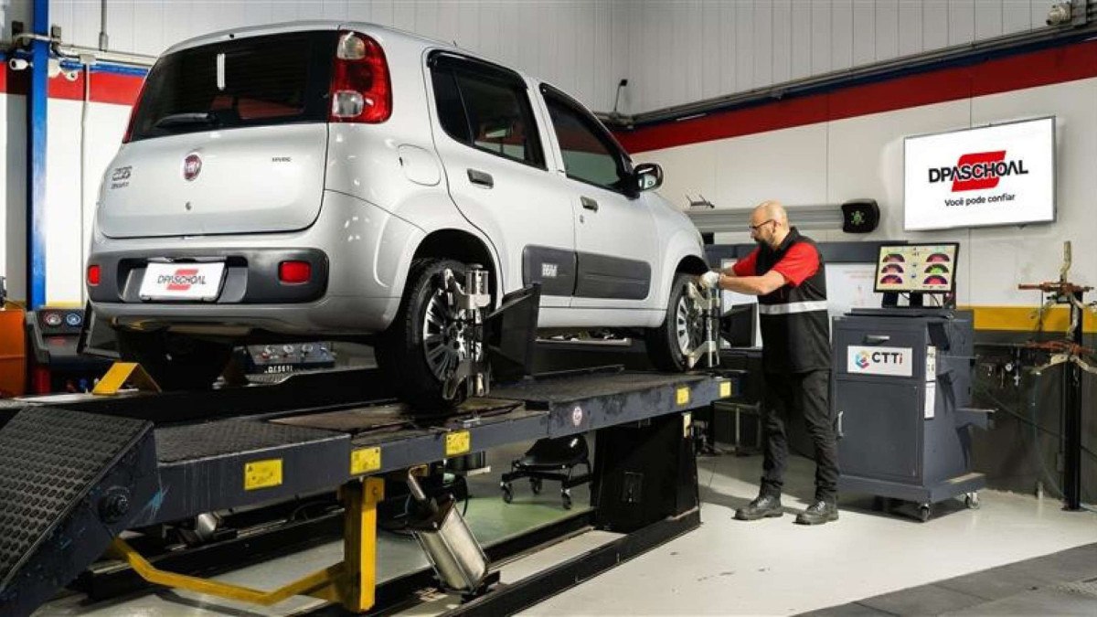 Carro fazendo alinhamento na oficina