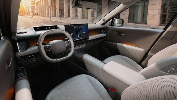 O interior &eacute; mais tecnol&oacute;gico, e traz o volante parecido com o do i20