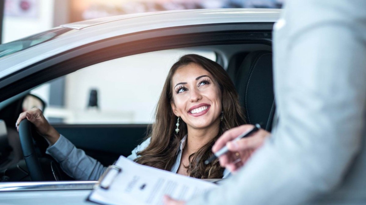 O aluguel de carro pode facilitar os deslocamentos de quem planeja conhecer diferentes pontos da cidade europeia