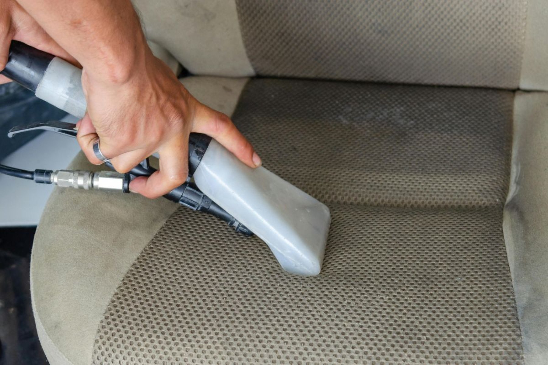 Como tirar manchas do banco do carro: 4 passos para conservar o estofado