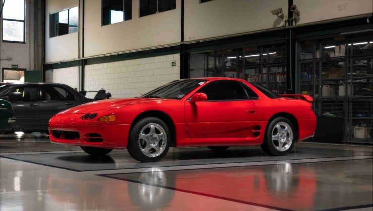 3000 GT representou o &aacute;pice da tecnologia da Mitsubishi nos anos 90 e oferecia aerodin&acirc;mica ativa, sistema de escape com som vari&aacute;vel 