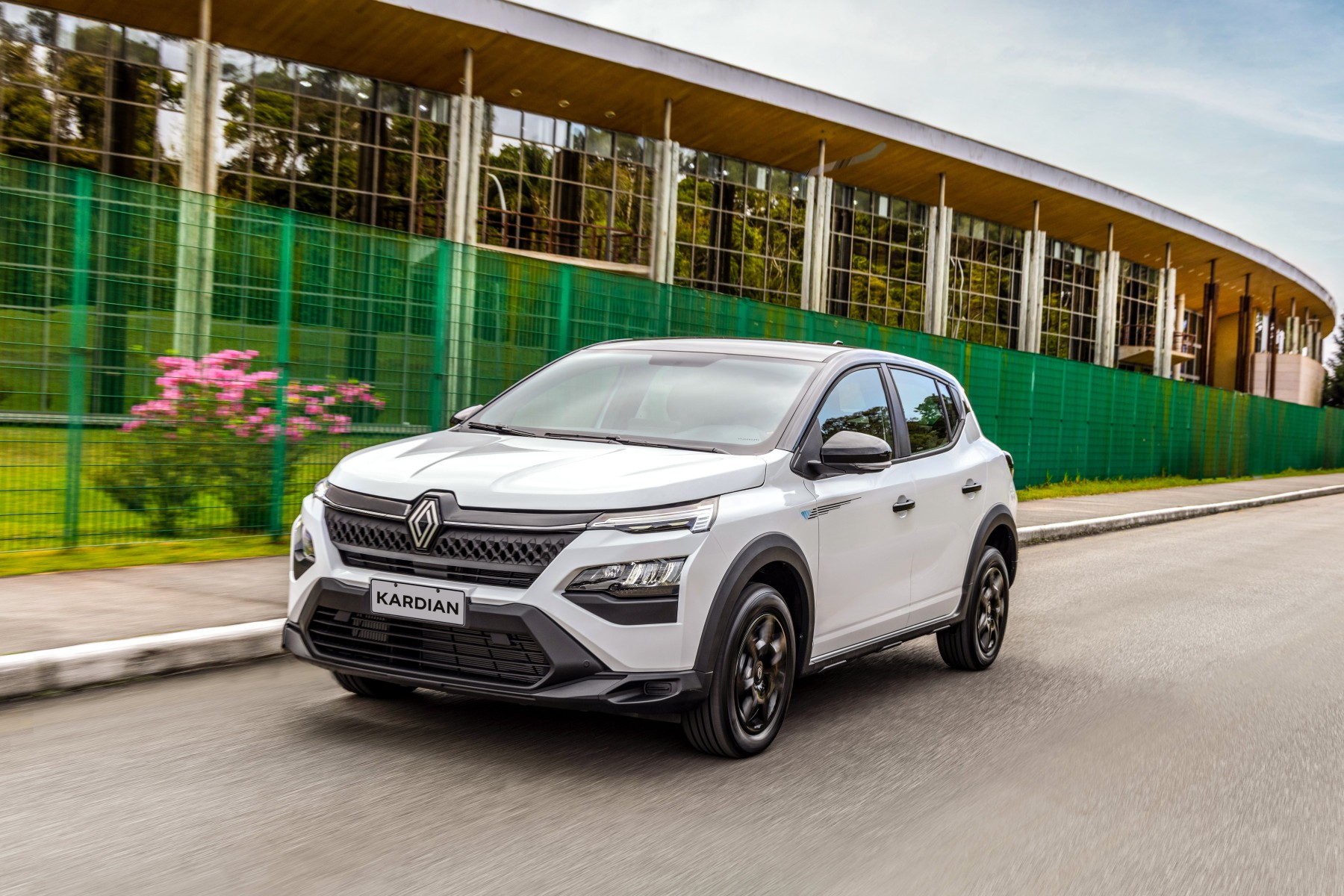 Renault Kardian Vibe chega por R$ 99.990 com motor turbo e câmbio manual