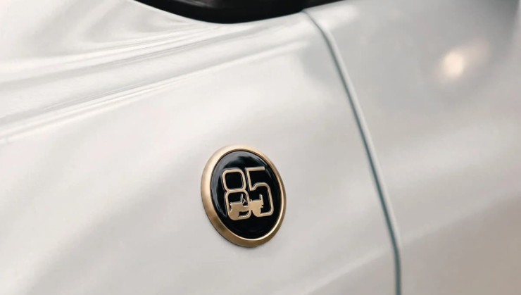 Emblema especial das vers&otilde;es 85 Anos traz silhueta do lend&aacute;rio Willys