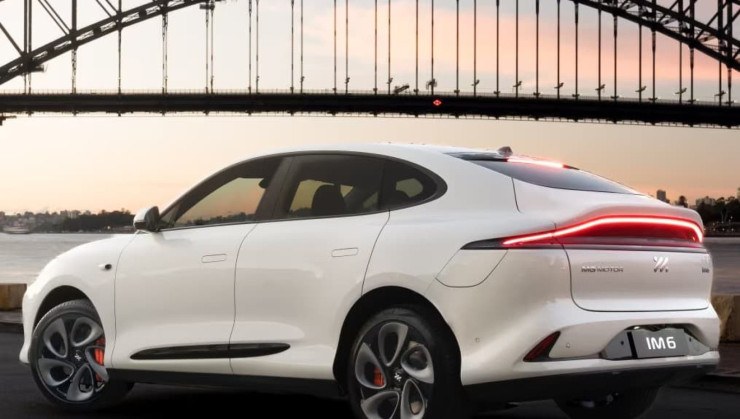 Visual traseiro lembra o Aston Martin DBX