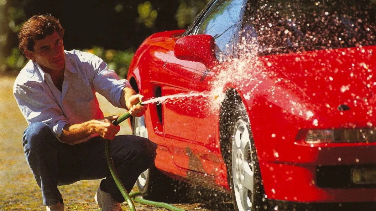 Senna lavando seu NSX