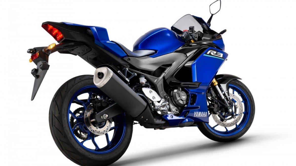 Yamaha R3 na tradicional cor Racing Blue