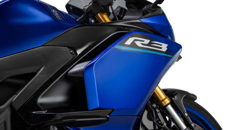 Yamaha R3 na tradicional cor Racing Blue