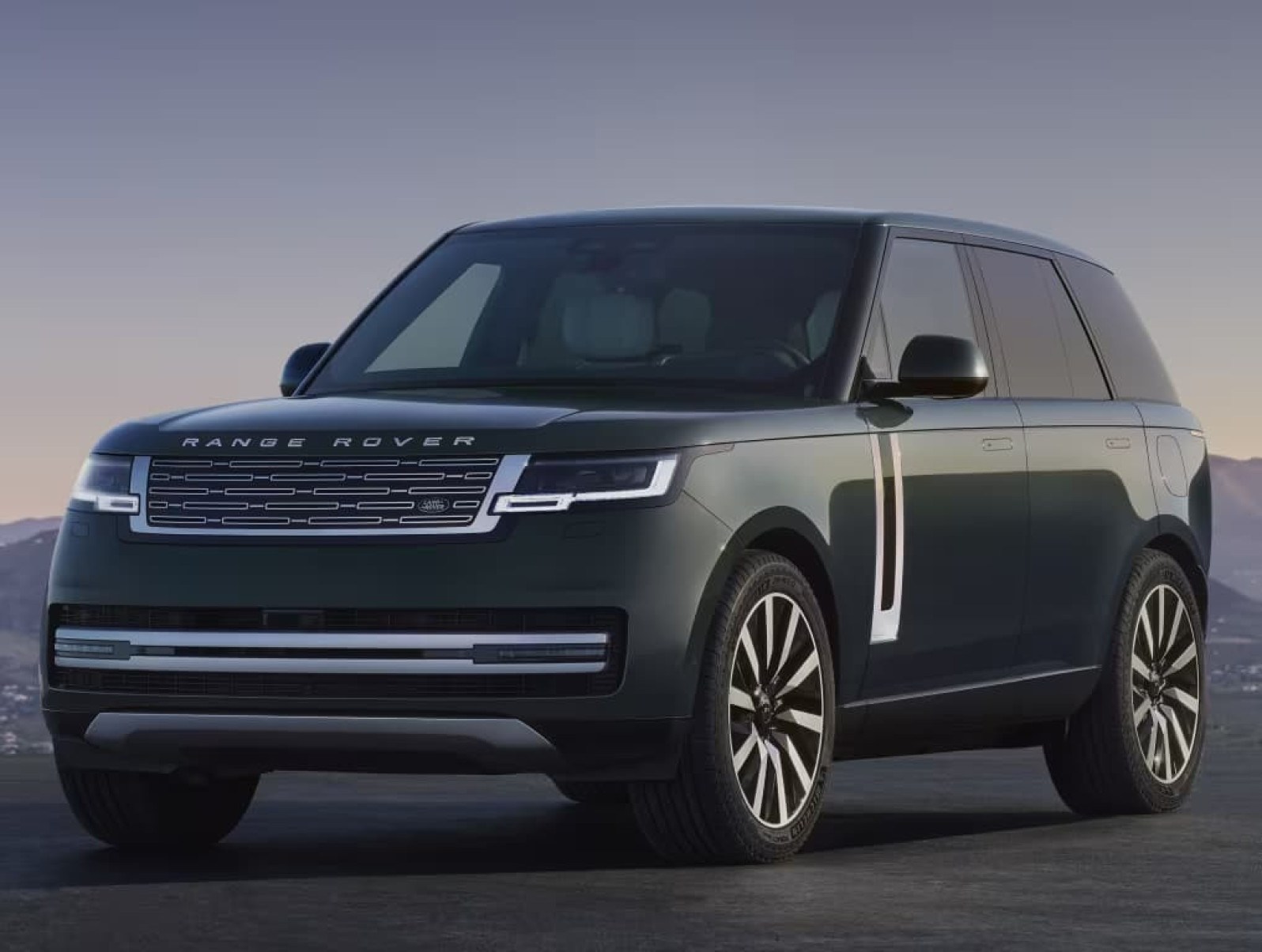 Range Rover elétrico pesa quase 3 toneladas e roda 600 km com uma carga