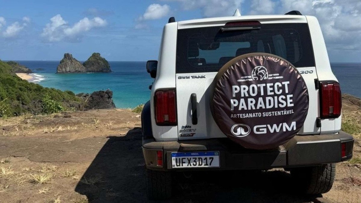 GWM Tank 300 estacionado em frente a uma praia de Fernando de Noronha