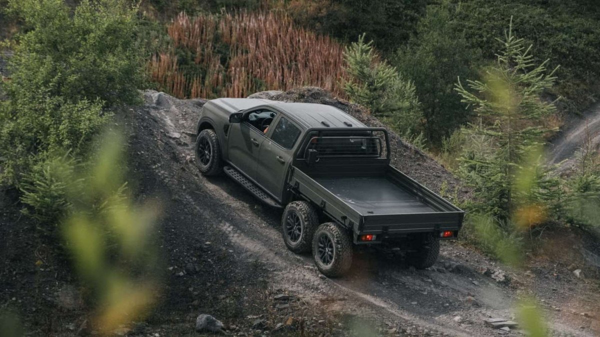 Ford Ranger para o exército britânico tem configuração exclusiva de seis rodas 