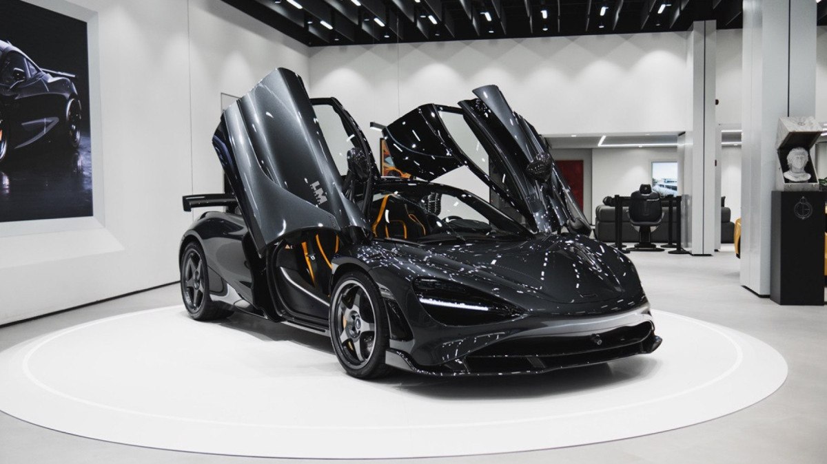 McLaren 750S Le Mans preta 