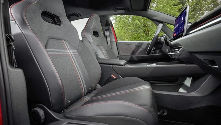 Interior conta com faixas que remetem ao padr&atilde;o xadrez do Golf GTI