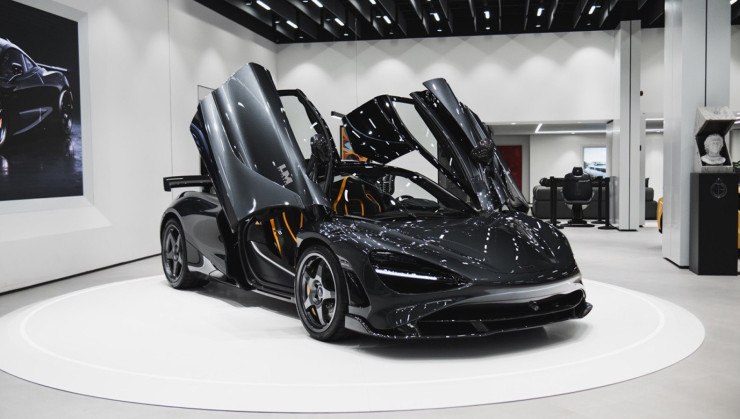 McLaren 750S Le Mans preta  -  (crédito: Divulgação/McLaren São Paulo/Evo Frame)