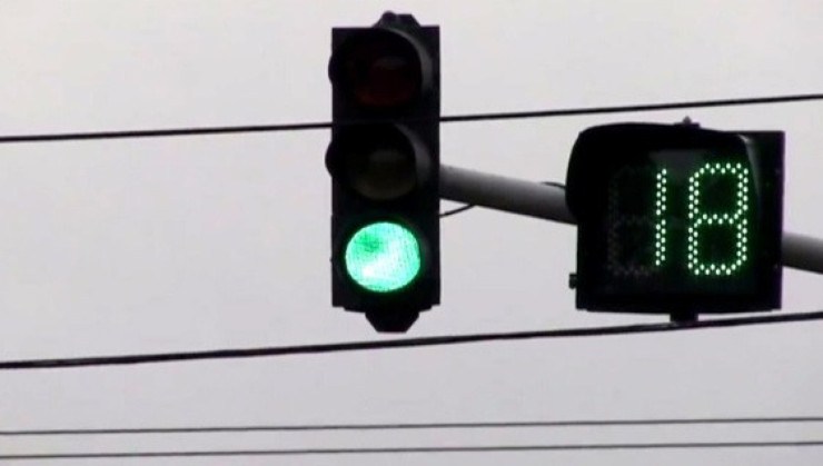 Semáforo com temporizador mostra quantos segundos leva para o cruzamento abrir ou fechar -  (crédito: Reprodução/TV Câmara)