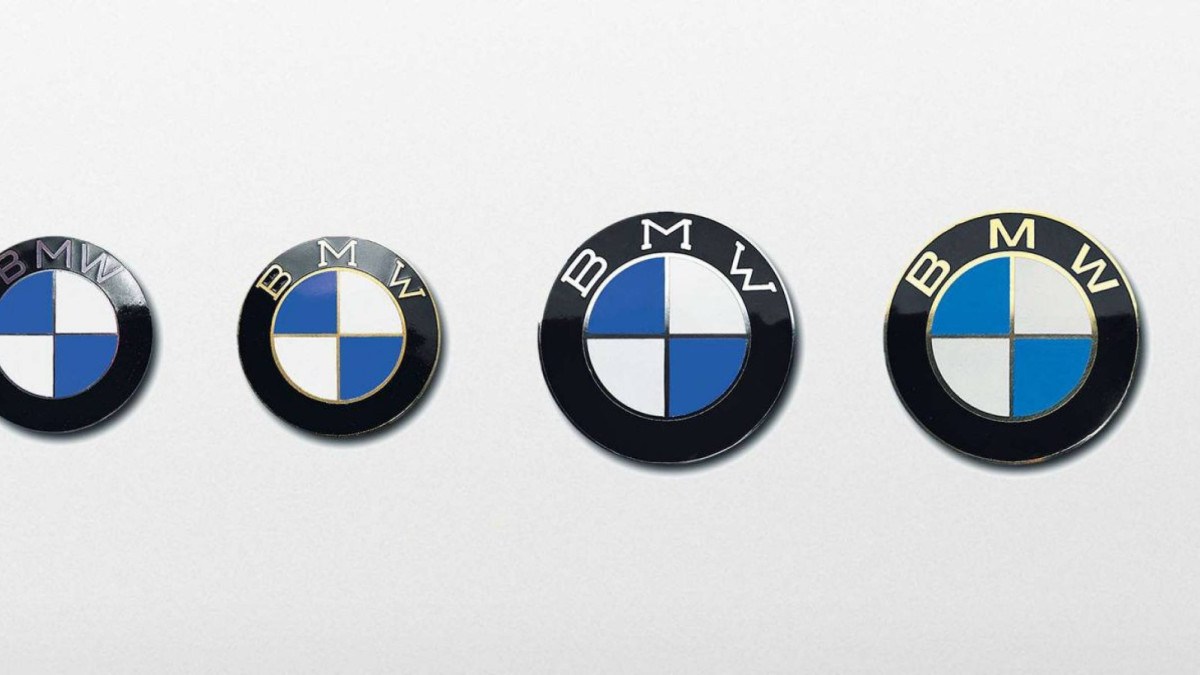 Desde 1917, todos os produtos da marca ostentam o logotipo azul e branco, as cores da Baviera. No final da d&eacute;cada de 1920, materiais publicit&aacute;rios apresentaram o emblema como uma h&eacute;lice girat&oacute;ria estilizada, uma interpreta&ccedil;&atilde;o que se popularizou e perdura at&eacute; hoje.