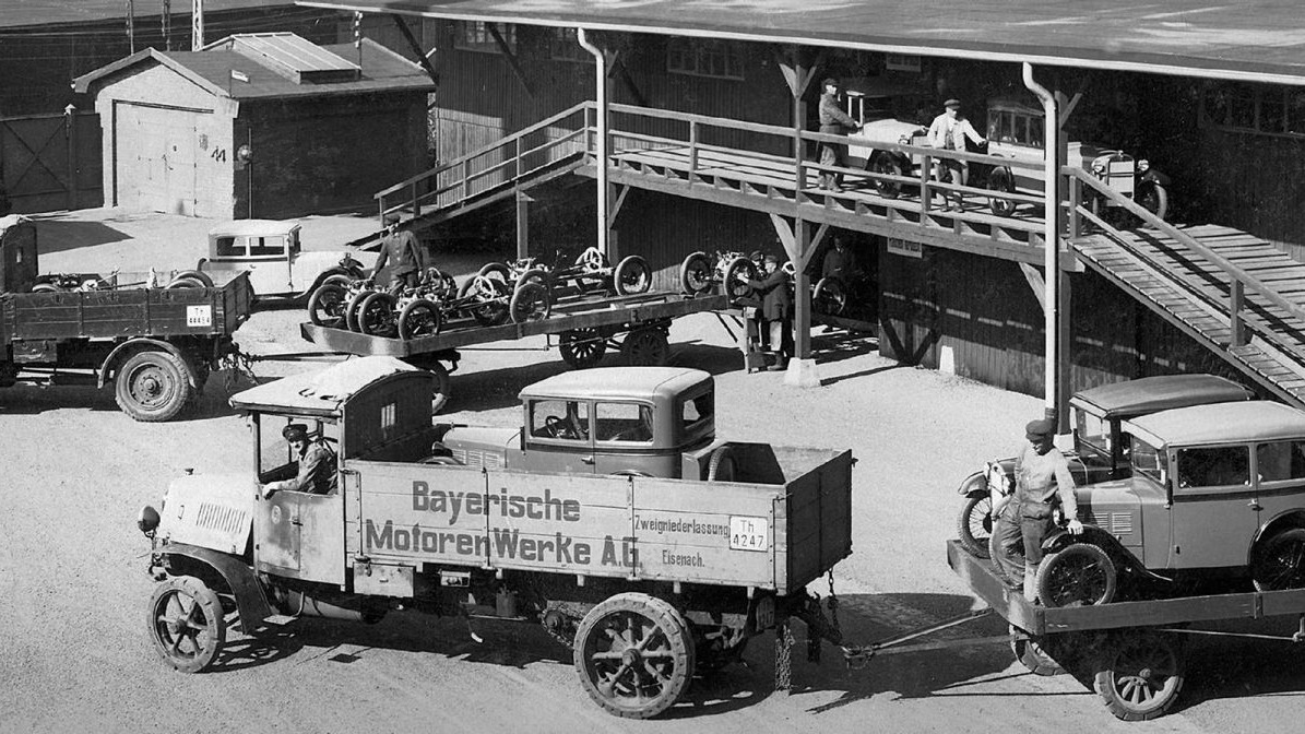 A produ&ccedil;&atilde;o automotiva da BMW teve in&iacute;cio na f&aacute;brica de Eisenach, com modelos pequenos, como o retratado nesta imagem da &eacute;poca. -  (crédito: Divulga&ccedil;&atilde;o/BMW)