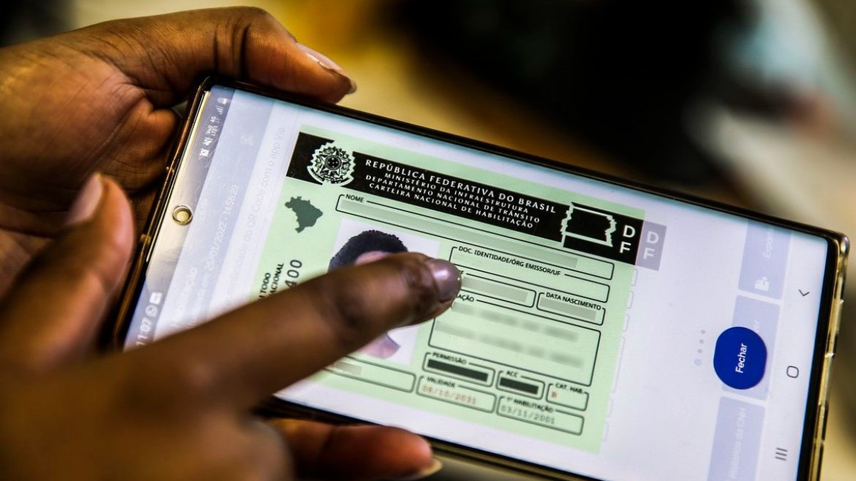 A Carteira Nacional de Habilita&ccedil;&atilde;o (CNH) digital, exibida em smartphone, tem prazos de renova&ccedil;&atilde;o que variam conforme a idade do condutor