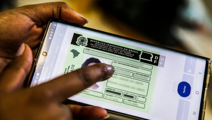 Motorista pode consultar a validade da Carteira Nacional de Habilita&ccedil;&atilde;o (CNH) digital diretamente no smartphone -  (crédito: Arquivo/Vrum)