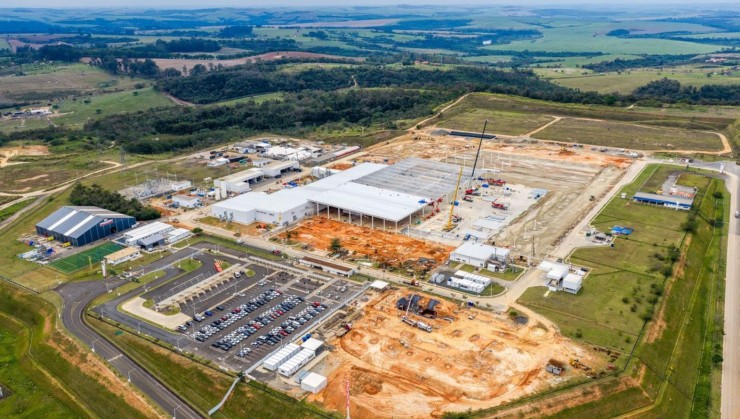 Imagem a&eacute;rea da f&aacute;brica da Toyota em reconstru&ccedil;&atilde;o, localizada em Porto Feliz (SP)