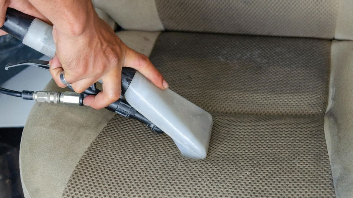 Como tirar manchas do banco do carro: 4 passos para conservar o estofado