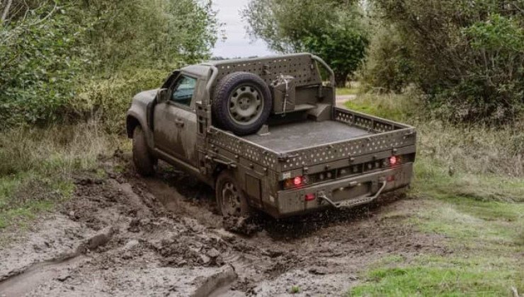 Enquanto a JLR trabalha em vers&atilde;o picape civil, militares podem contar com utilit&aacute;rio de transporte