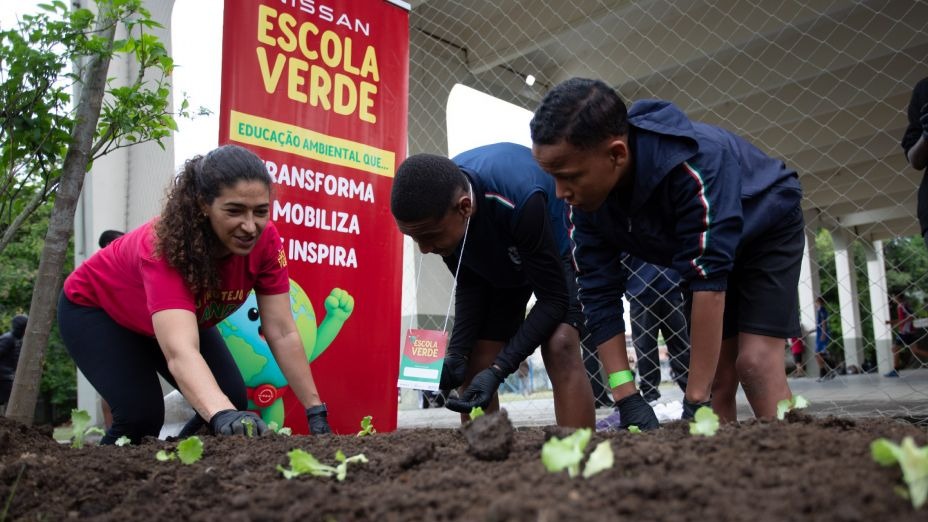 Alunos e a comunidade participam ativamente do programa Escola Verde da Nissan, promovendo o plantio de mudas e a educa&ccedil;&atilde;o ambiental -  (crédito: Divulga&ccedil;&atilde;o/Nissan)