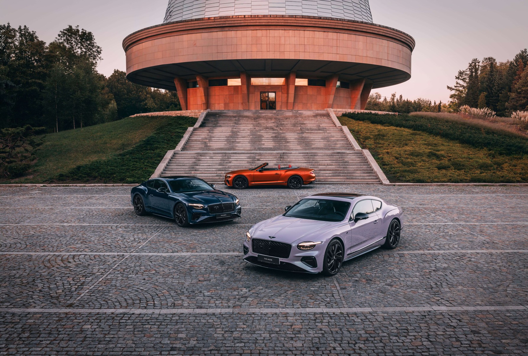 Bentley cria três Continentals inspirados no Sol, Terra e Lua