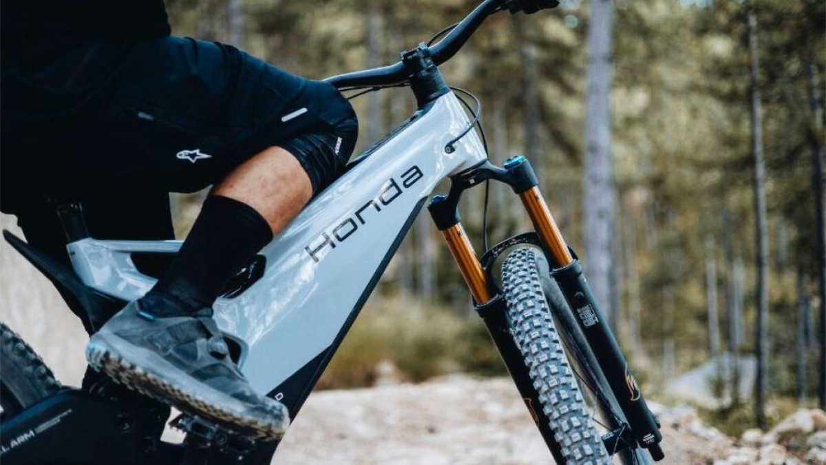 O prot&oacute;tipo de bicicleta el&eacute;trica de montanha da Honda, que marca o retorno da empresa ao segmento, utiliza componentes de alta performance como o garfo Fox 36