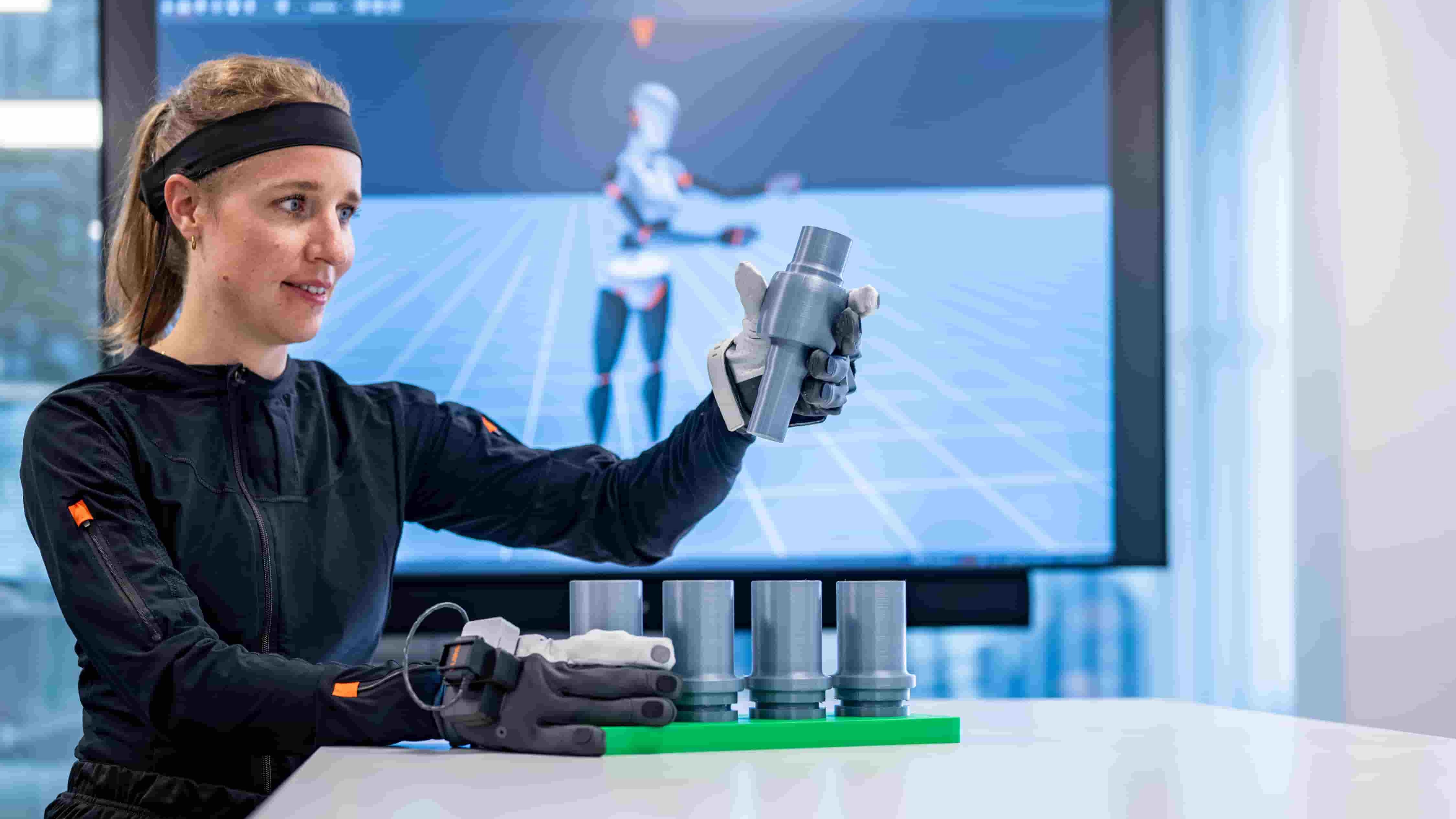 Engenheira da BMW demonstra tarefas para rob&ocirc;s humanoides, parte do desenvolvimento de intelig&ecirc;ncia artificial f&iacute;sica na planta de Landshut -  (crédito: Divulga&ccedil;&atilde;o/BMW)