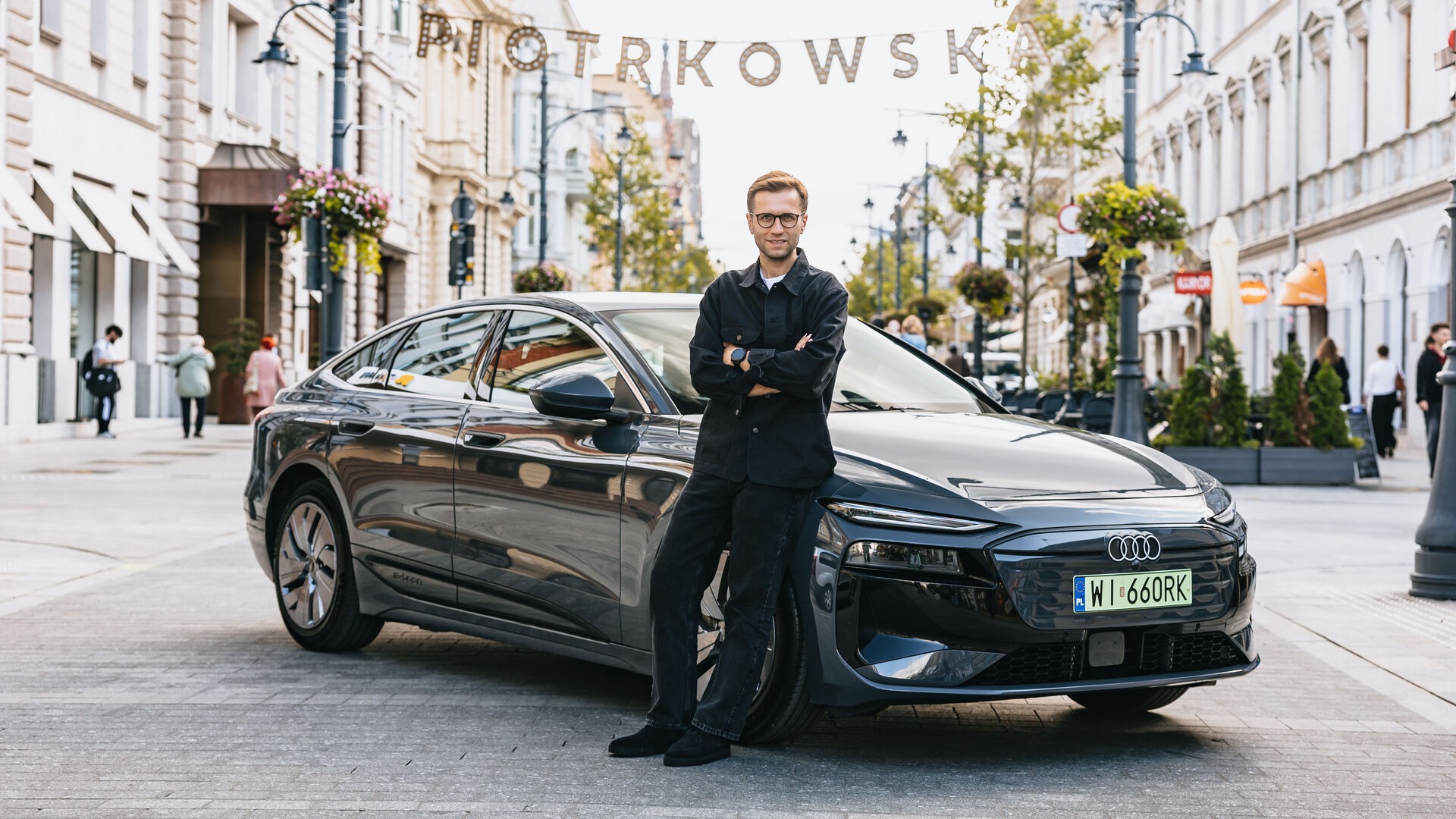 Miko Marczyk posa com o Audi A6 Sportback e-tron que usou para quebrar o recorde mundial de autonomia na Pol&ocirc;nia. -  (crédito: Divulga&ccedil;&atilde;o/Audi)