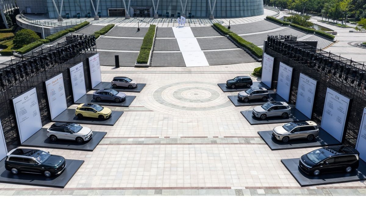 Modelos da Leapmotor expostos em Hangzhou, durante o evento que revelou as novas tecnologias de baterias e arquitetura -  (crédito: Divulga&ccedil;&atilde;o/Leapmotor)