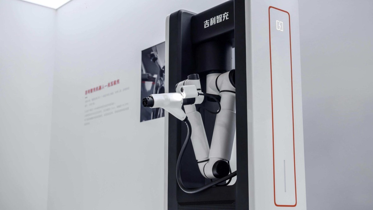 A base da tecnologia &eacute; o Xingrui PowerMind, um modelo de IA desenvolvido pela Geely em parceria com a empresa StepFun. O sistema coordena o ve&iacute;culo, a bateria, a esta&ccedil;&atilde;o de recarga e a rede el&eacute;trica para otimizar o fornecimento de energia.