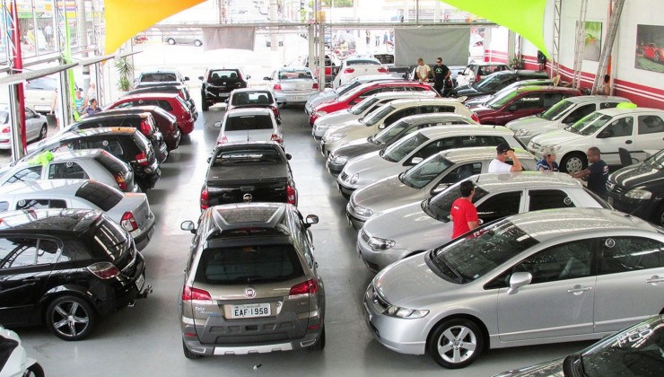 Em feiras e garagens, a busca por um carro usado exige pesquisa e cautela para evitar surpresas -  (crédito: Arquivo/Vrum)