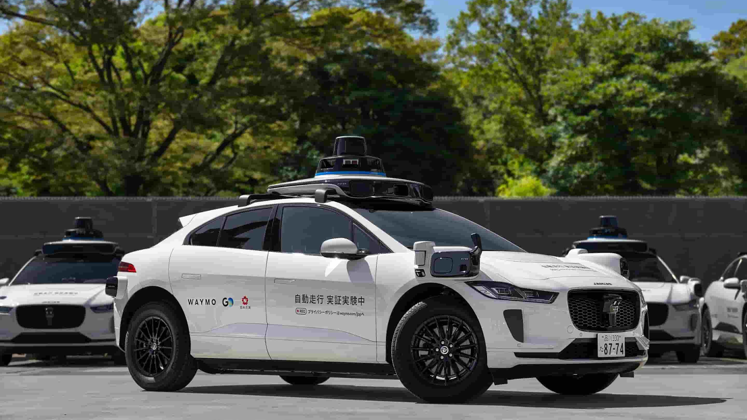 Carros aut&ocirc;nomos da Waymo, equipados com sensores, representam a frota que a empresa aponta como 20 vezes mais segura que a dire&ccedil;&atilde;o humana -  (crédito: Waymo/Divulga&ccedil;&atilde;o)