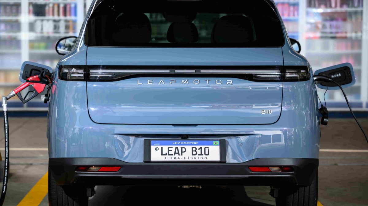 Al&eacute;m da chegada da vers&atilde;o h&iacute;brida, o B10 tem outras novidades na compara&ccedil;&atilde;o com a vers&atilde;o el&eacute;trica. Ele tem agora uma cor exclusiva, o azul celeste