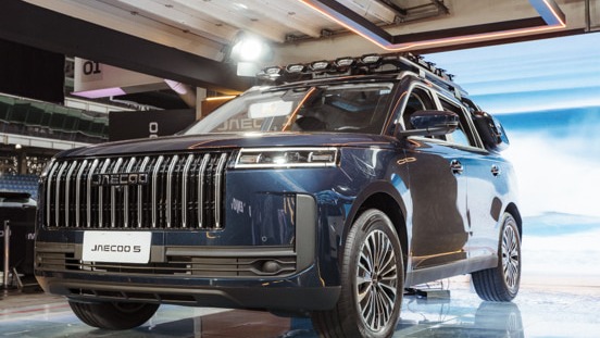 O SUV Jaecoo 5, com sua imponente grade frontal e design moderno, prepara-se para o lan&ccedil;amento no mercado brasileiro -  (crédito: Divulga&ccedil;&atilde;o/Omoda &amp; Jaecoo)