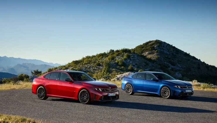 BMW M350 xDrive (vermelha) ao lado do BMW i3. Plataformas e propuls&otilde;es diferentes, mas mesmo visual