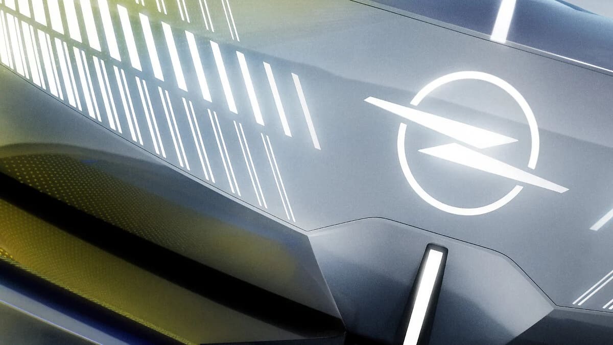 A identidade visual do Opel STX Concept &eacute; refor&ccedil;ada pelo Opel Blitz iluminado e pelas l&acirc;minas verticais da grade -  (crédito: Divulga&ccedil;&atilde;o/Opel)