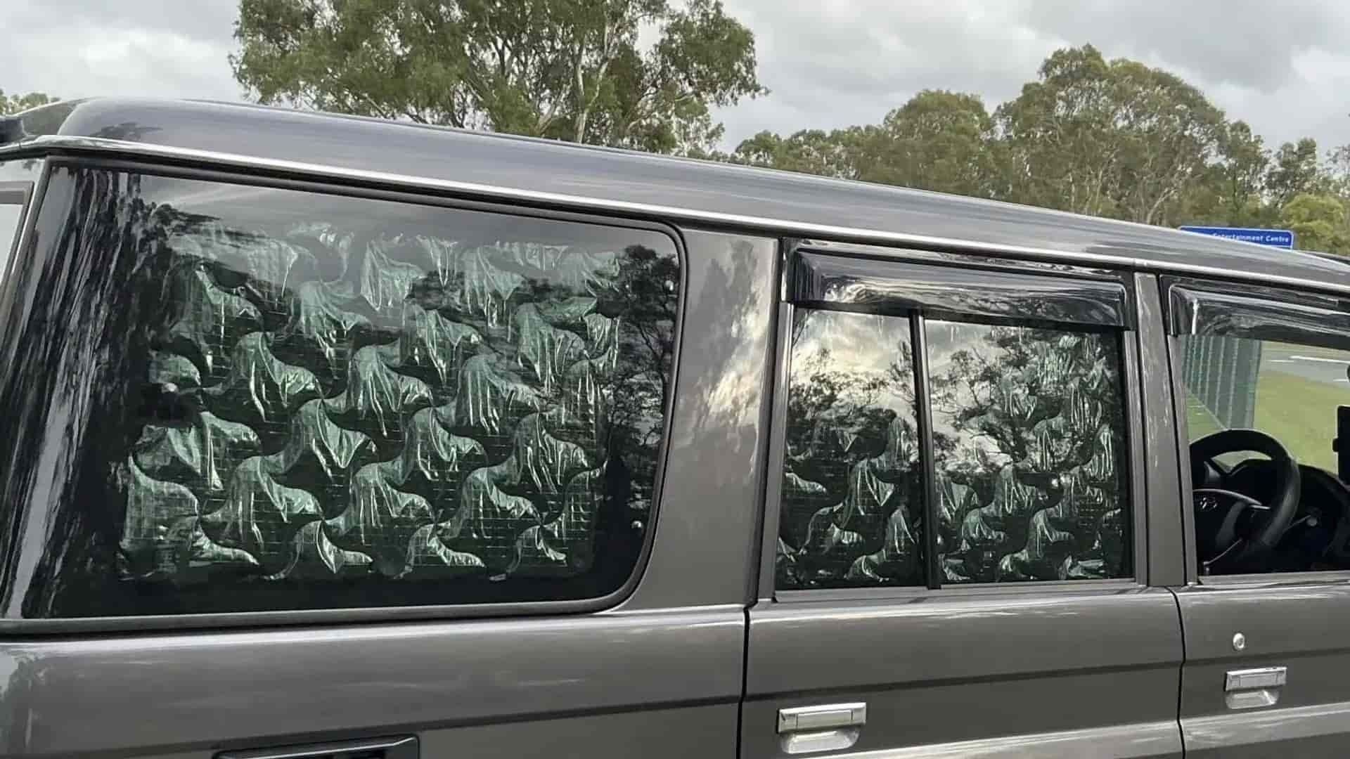 O uso de protetores solares como os vis&iacute;veis nas janelas deste ve&iacute;culo gerou multa para um motorista na Austr&aacute;lia -  (crédito: Divulga&ccedil;&atilde;o/Pol&iacute;cia de Queensland)