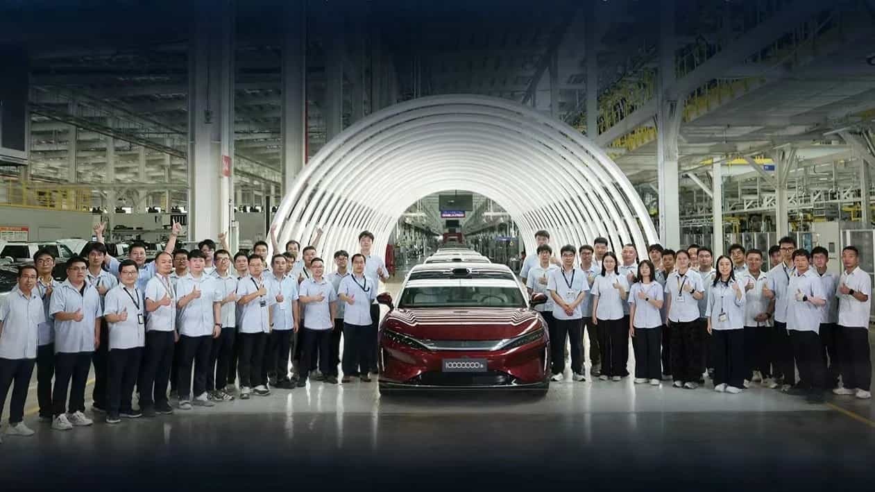 O sed&atilde; Da Han simboliza os 10 milh&otilde;es de carros da linha Dynasty produzidos pela BYD na China, celebrados por sua equipe -  (crédito: Divulga&ccedil;&atilde;o/BYD)