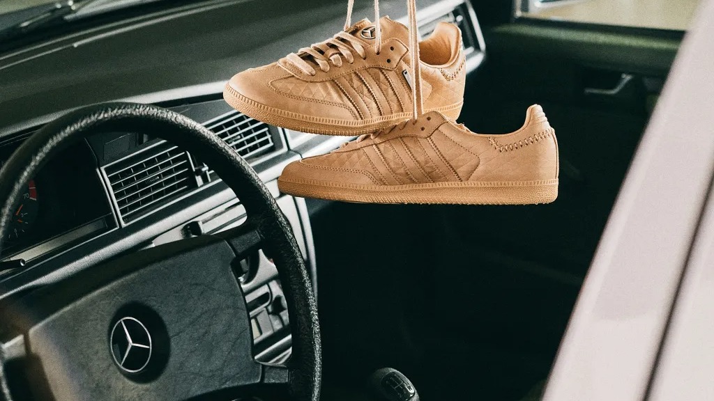 O modelo adidas Samba OG x Mercedes-Benz, que celebra o design e a inova&ccedil;&atilde;o das marcas, dispon&iacute;vel em tom Magic Beige -  (crédito: Divulga&ccedil;&atilde;o)