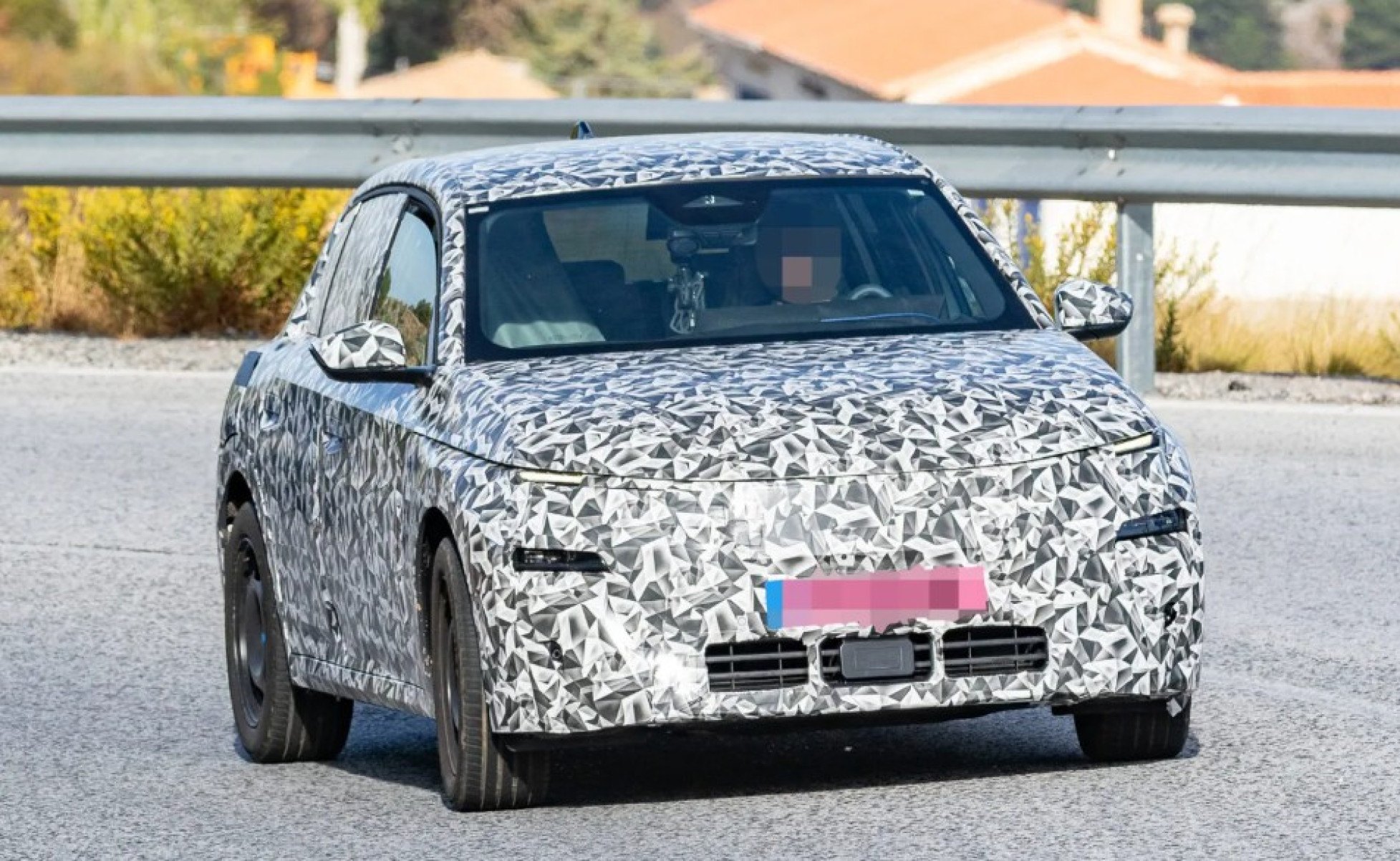 Novo Peugeot 208 elétrico é flagrado com visual de conceito para 2027